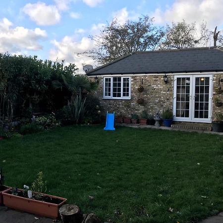Cosy Cottage Annex In Fairlop Ilford Exteriör bild